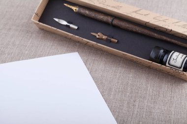 Dolma kalem ve mürekkep beyaz örtüyle ayarla