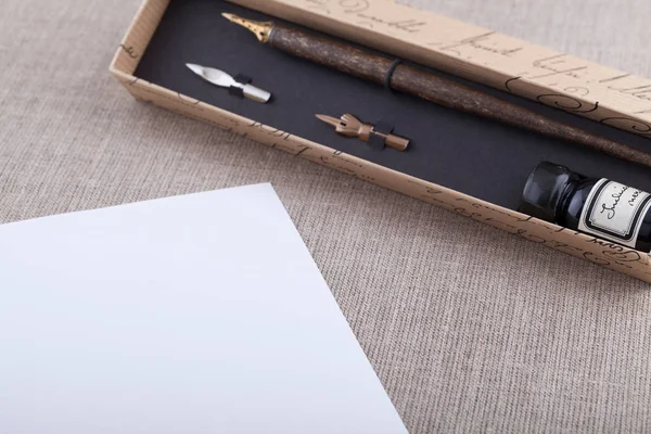 Dolma kalem ve mürekkep beyaz örtüyle ayarla