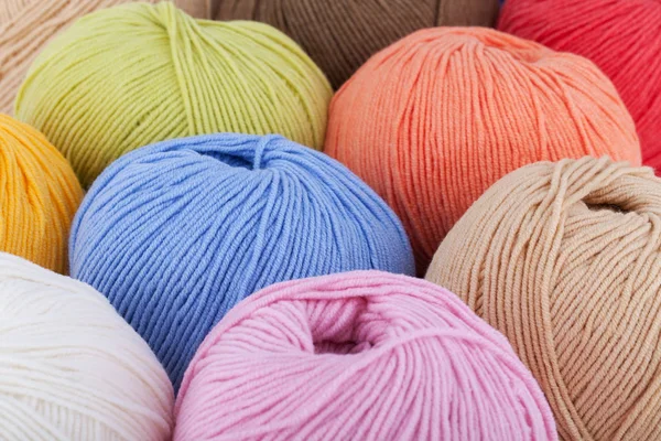 Renkli yün iplik topları
