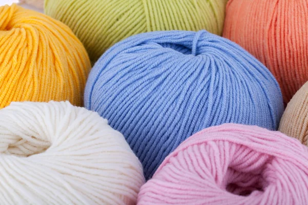 Bolas de lana coloridas Imágenes de stock libres de derechos
