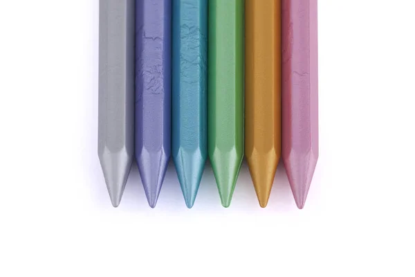 Des crayons de cire de perles colorées isolés sur fond blanc — Photo