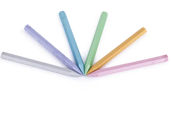 Des crayons de cire de perles colorées isolés sur fond blanc — Photo