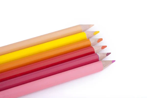Crayons colorés du spectre jaune-rouge isolés sur fond blanc — Photo