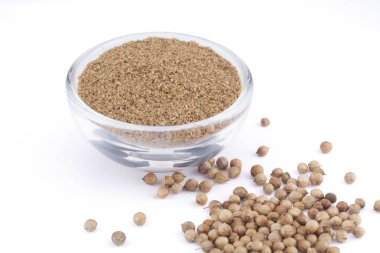 Cam kase ve beyaz arka plan üzerinde izole tohum toprak kişniş