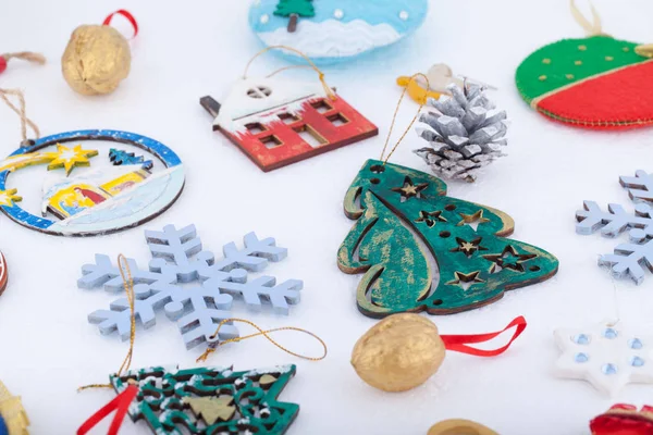 Kar beyaz arka plan üzerinde Noel süsleri