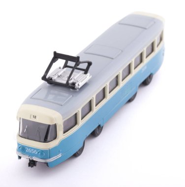 Mavi oyuncak Tramvayda beyaz arka plan, toplu taşıma