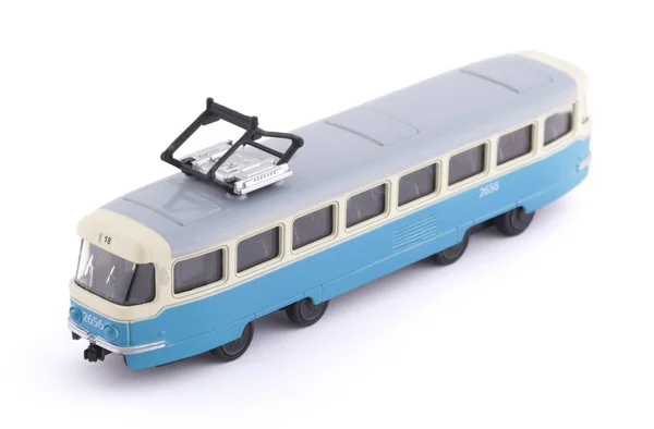 Tranvía de juguete en azul sobre fondo blanco, transporte público Imágenes de stock libres de derechos