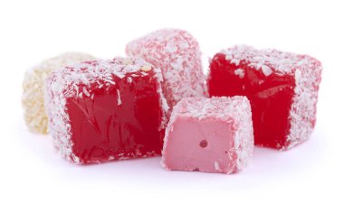 Hindistan cevizi cips beyaz arka plan üzerinde izole kırmızı ve pembe Türk lokumu