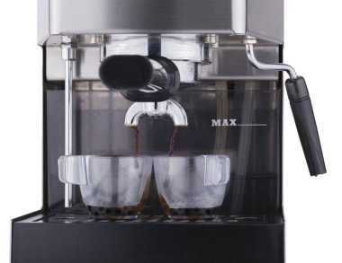 Espresso için iki bardak hazırlayarak espresso makinesi, kahve damlama, yapım, beyaz arka plan üzerinde izole kahve aşamaları