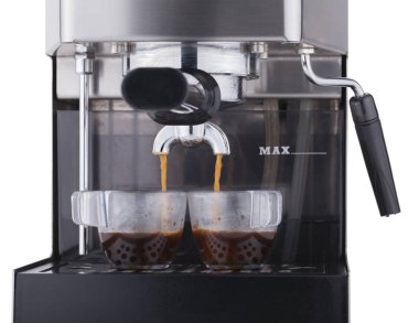 Espresso için iki bardak hazırlayarak espresso makinesi, kahve damlama, yapım, beyaz arka plan üzerinde izole kahve aşamaları