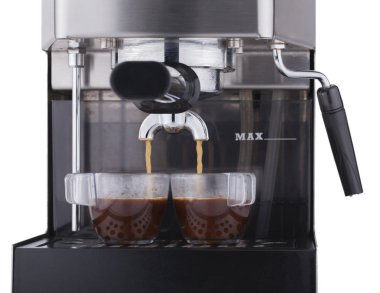 Espresso için iki bardak hazırlayarak espresso makinesi, kahve damlama, yapım, beyaz arka plan üzerinde izole kahve aşamaları