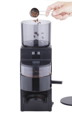 Kahve öğütücü kahve çekirdekleri ile kaşık tarafından yükleme, kahve yapma, aşamaları izole beyaz arka plan üzerinde