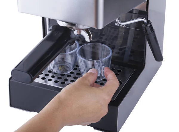 Kahve fincan espresso makinesi damla tepsiye koyarak, kahve yapma, aşamaları izole beyaz arka plan üzerinde