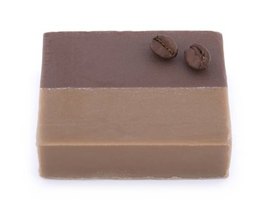 Kahve çekirdekleri beyaz arka plan üzerinde izole sabunla kahve