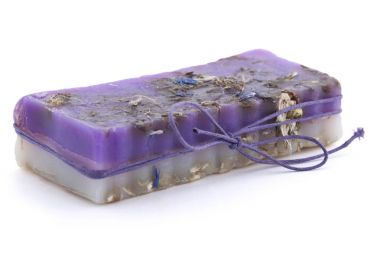 Beyaz arka plan üzerinde izole kır çiçekleri ile el yapımı Sabun