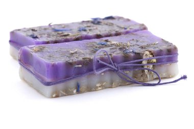 Beyaz arka plan üzerinde izole kır çiçekleri ile iki el yapımı Sabun