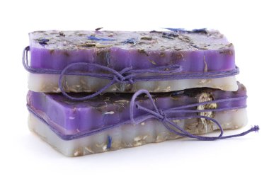 Beyaz arka plan üzerinde izole kır çiçekleri ile iki el yapımı Sabun