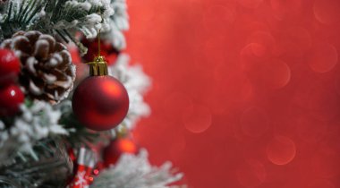 Mücevherlerle ve bulanık ışıklarla dolu Noel ağacı.