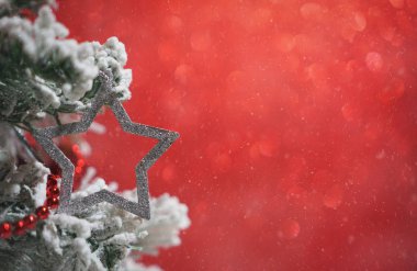 Mücevherlerle ve bulanık ışıklarla dolu Noel ağacı.