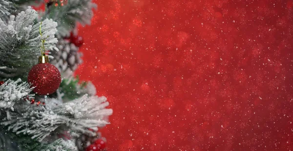 Árvore de Natal com bugigangas e luzes brilhantes borradas. — Fotografia de Stock