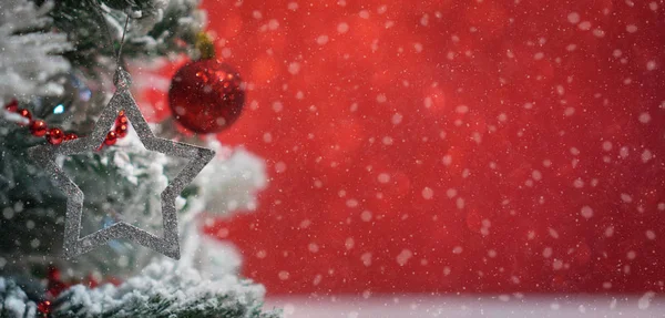 Árvore de Natal com bugigangas e luzes brilhantes borradas. — Fotografia de Stock