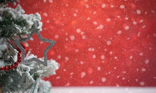 Weihnachtsbaum mit Christbaumkugeln und verschwommenem Glanzlicht. — Stockfoto