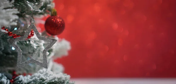 Árvore de Natal com bugigangas e luzes brilhantes borradas. — Fotografia de Stock