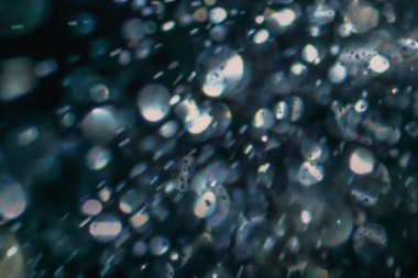 Göz kırpan kristal parıltısı sönmüş ışık.