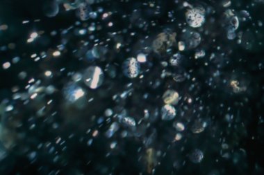 Göz kırpan kristal parıltısı sönmüş ışık.