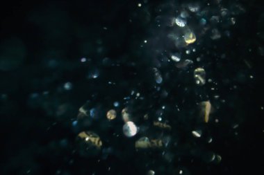 Göz kırpan kristal parıltısı sönmüş ışık.