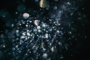 Göz kırpan kristal parıltısı sönmüş ışık.