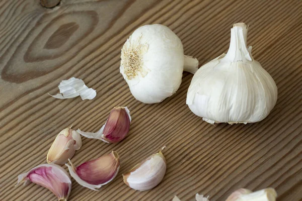 Bodegón Dos Cabezas Ajo Unos Dientes Ajo Sobre Fondo Madera — Foto de Stock