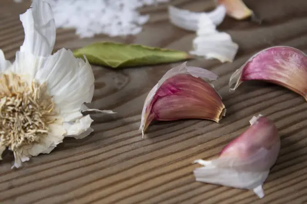 Detalle Dientes Ajo Sobre Fondo Madera Clavo Tiene Tono Rosa — Foto de Stock