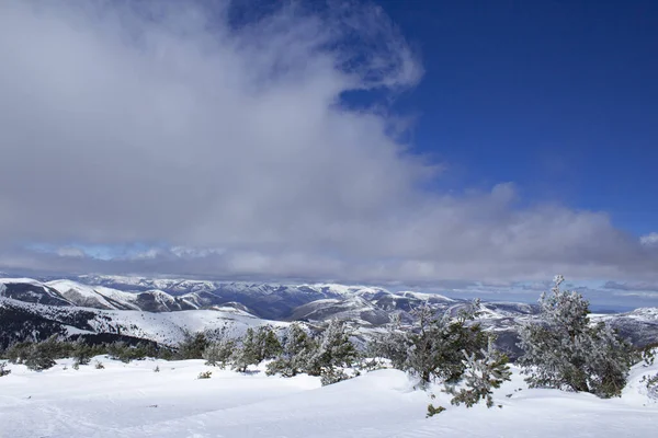 令人惊奇的冬季雪景与新下的雪 整个山脉的全景 横向的观点 明亮的色调 阳光灿烂 — 图库照片