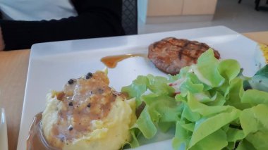 yan yemekler biftek ile yemek