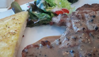 Bir restoranda sığır eti biftek