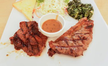 Bir restoranda sığır eti biftek 