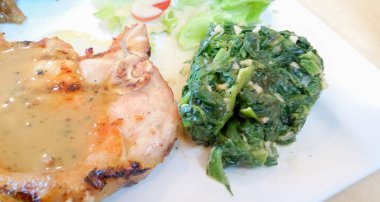 Fried ıspanak ve peynirli biftek için