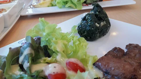 Yan yemekler biftek ile yemek — Stok fotoğraf