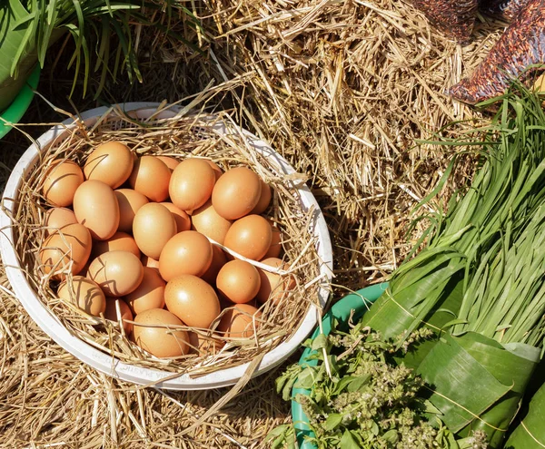 Ovos em recipiente para venda — Fotografia de Stock