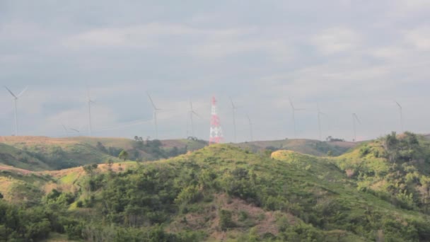 Větrné elektrárny na hoře — Stock video