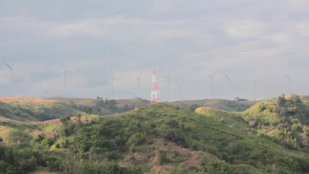 Větrné elektrárny na hoře — Stock video