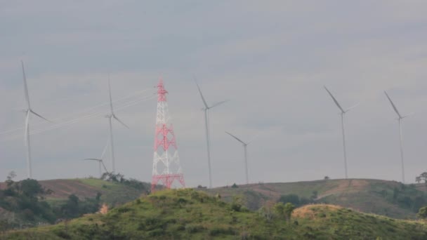 Větrné elektrárny na hoře — Stock video