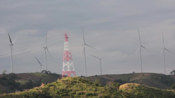 Generador de viento en la montaña — Vídeos de Stock