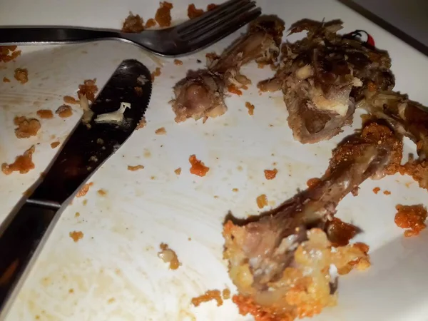 Couteau à steak sur une assiette avec poulet frit . — Photo