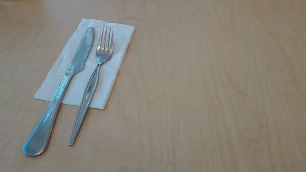 Нож для стейка и вилка на столе . — стоковое фото