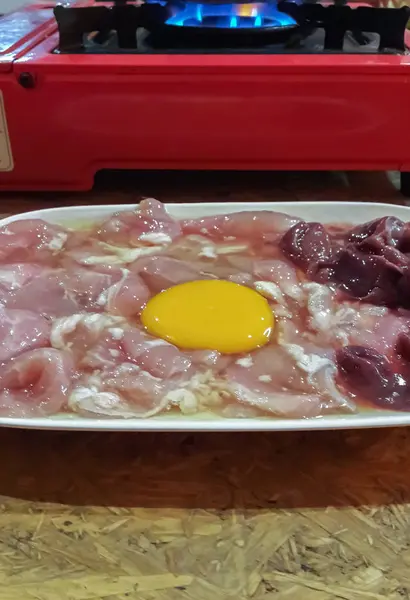 Ouă și carne de porc pe placă — Fotografie, imagine de stoc