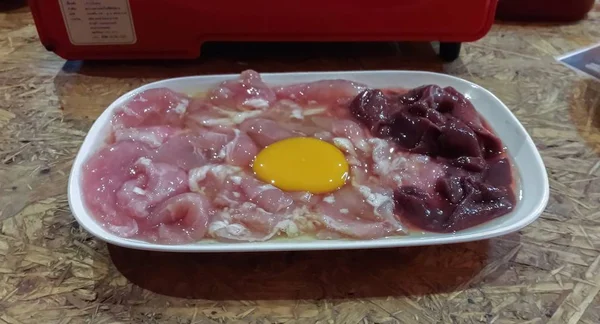 Huevos y cerdo en el plato — Foto de Stock