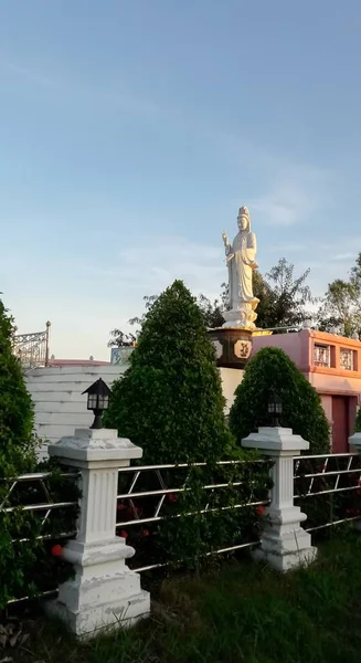 Statue de Guanyin au coucher du soleil . — Photo