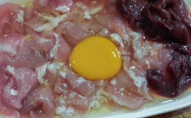 Yumurta ve domuz plaka üzerinde